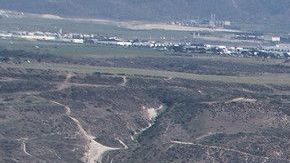 El Sistema de Infraestructura Fronteriza en San Diego es el primer ejemplo del costoso muro.