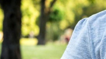 Cuando la doctora quitó el yeso vio que el dedo (ennegrecido) no era de la mano.