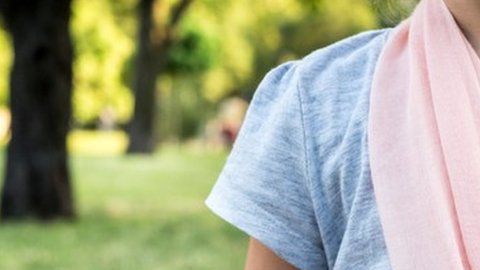 Cuando la doctora quitó el yeso vio que el dedo (ennegrecido) no era de la mano.