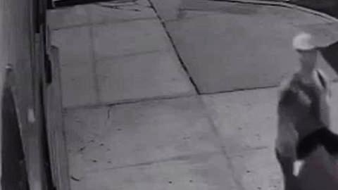 Los dos sospechosos llevan el cadáver en un carrito de automercado