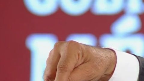AMLO muestra la cámara que halló en Palacio Nacional