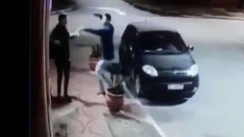 Un chico encañona a otro, pero quedan sorprendidos al verse.