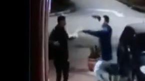 Un chico encañona a otro, pero quedan sorprendidos al verse.