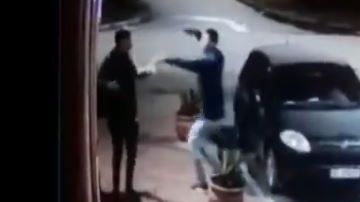 Un chico encañona a otro, pero quedan sorprendidos al verse.