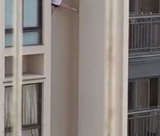 Hombre se desploma de rascacielos.