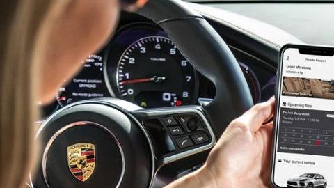 El Porsche taycan es prácticamente un teléfono gigante