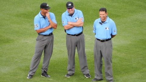 Alfonso Márquez (der) con su equipo de trabajo en el Wrigley Field de Chicago. (Javier Quiroz / La Raza)