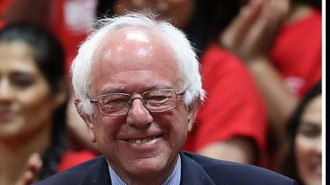 Sanders bromeó sobre el pelo de Trump y dijo que admira que madrugue.