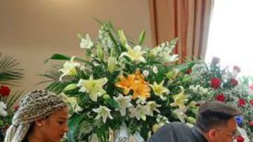 Dos fans despiden al cantante Camilo Sesto, en la capilla ardiente instalada en la SGAE, en Madrid