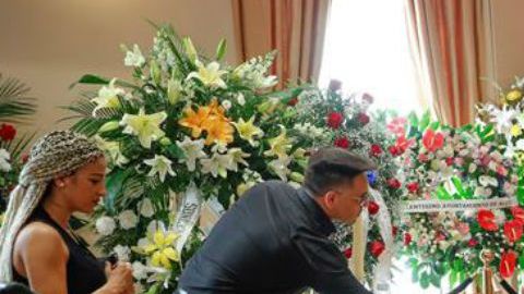 Dos fans despiden al cantante Camilo Sesto, en la capilla ardiente instalada en la SGAE, en Madrid