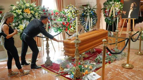 Dos fans despiden al cantante Camilo Sesto, en la capilla ardiente instalada en la SGAE, en Madrid