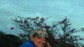 Las mujeres brindan alimentos a los migrantes indocumentados.