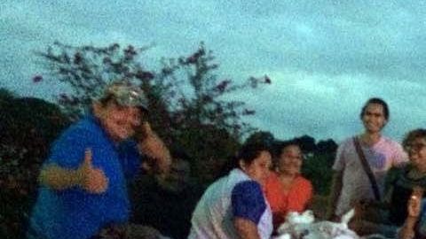 Las mujeres brindan alimentos a los migrantes indocumentados.