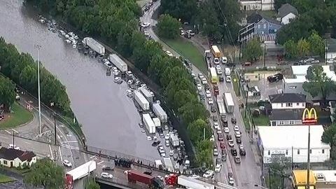 Miles de motoristas se encuentran atrapados en las carreteras de Houston.