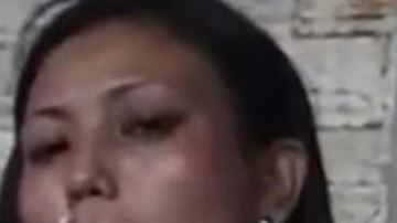 En el video se ve cómo trata al animal con crueldad.