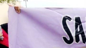 Esta fotografía de archivo muestra un cartel realizado por un negocio de California en apoyo a las políticas llamadas "Santuario".