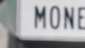 Un policía en las afueras de la Casa de la Moneda en la Ciudad de México, después del robo del 6 de agosto.