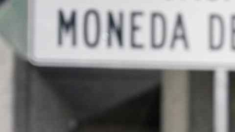 Un policía en las afueras de la Casa de la Moneda en la Ciudad de México, después del robo del 6 de agosto.