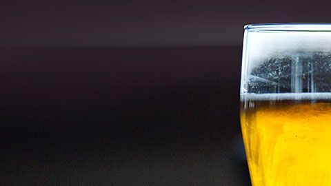 El cliente tuvo el presentimiento de que algo estaba mal cuando la empleada batalló para hacerle el cobro.