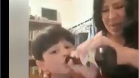 El pequeño bebé con gusto la cerveza.