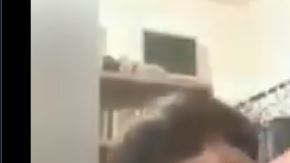 El pequeño bebé con gusto la cerveza.