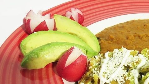 Existen diferentes versiones para preparar esta auténtica receta mexicana, es un platillo versátil que se acopla a todos los gustos. Pueden servirse con salsa verde, roja, mixta, mole y con tus guarniciones favoritas.