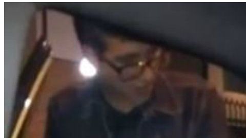 El chico golpeó al taxista y bajó a su novia a rastras.