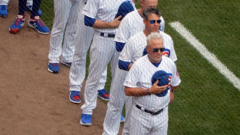 El sustituto de Joe Maddon podría ser el coach de banca Mark Loretta (detrás) para quedarse como jefe del equipo. (Javier Quiroz / La Raza)