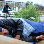 Los residentes del área también dijeron que muchos de los campamentos de desamparados han estado bloqueando el paso de peatones y de personas con discapacidades a través de los viaductos en West Loop.