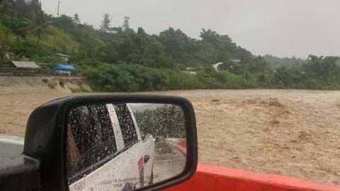 La foto, suministrada por el Municipio de Jayuya, muestra el nivel del Río Grande en el puente Caricaboa.
