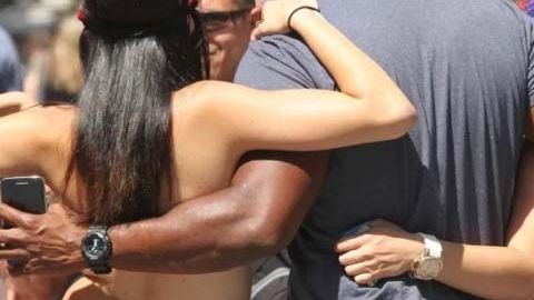 Las mujeres en bikini en Times Square posan semidesnudas con turistas a cambio de dinero.