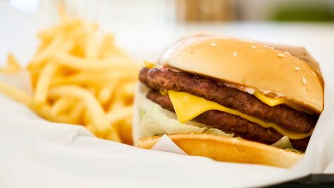 Puedes festejar este día comiendo una hamburguesa gratis o a un precio bajísimo.