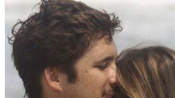 Diego Boneta y Mayté Rodríguez en la playa.