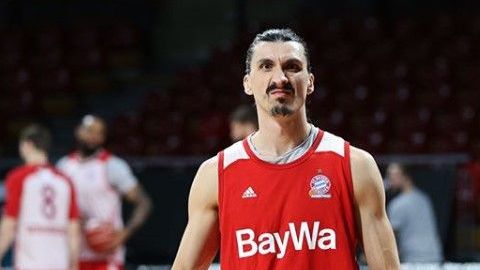 El parecido entre el basquetbolista Nihad Dedovic y el sueco es impresionante