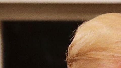 La actriz Debra Messing busca que se revele quién donará a la campaña de Trump.