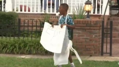 Jermaine compró mucha comida para quienes necesitarán un refugio.