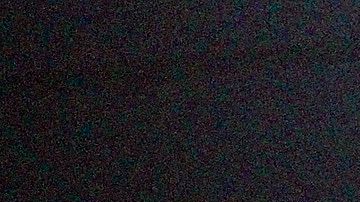 Lleno de júbilo, Douglas Oviedo abraza a Kei Kurimoto, miembro de un grupo musical que lo apoyó.