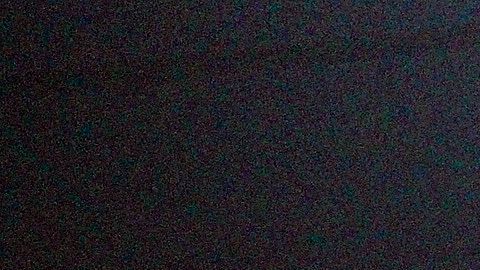 Lleno de júbilo, Douglas Oviedo abraza a Kei Kurimoto, miembro de un grupo musical que lo apoyó.