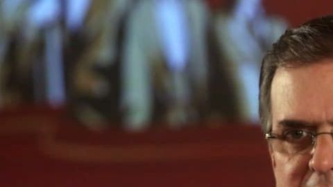 Marcelo Ebrard, con López Obrador detrás.