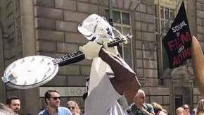 El momento del ataque a la escultura.