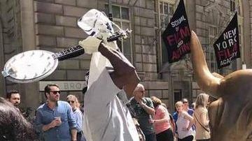 El momento del ataque a la escultura.