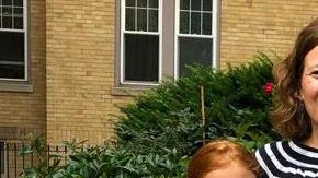 Ana Cristina Eríquez es una de las madres hispanas que usa una aplicación de ayuda escolar.