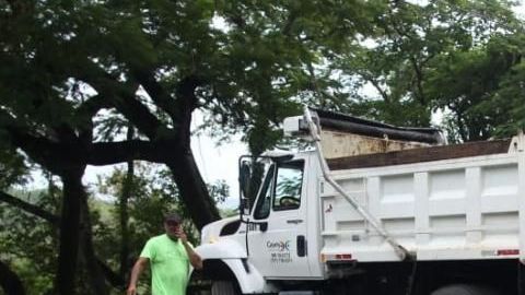 Uno de los derrumbes por Karen se produjo en la carretera PR-1 en Cayey.