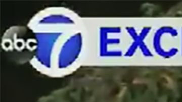 Un policía retira la espada samurai