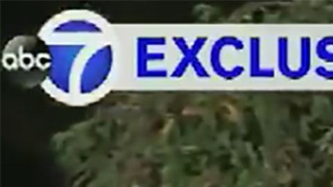 Un policía retira la espada samurai