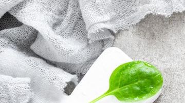 Utilizar espinacas como base en tus jugos, batidos y smothies es uno de los mejores remedios para depurar el organismo, de manera natural eliminarás líquidos y toxinas alojadas.