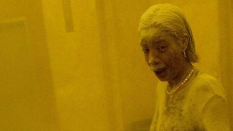 Borders fue fotografiada cuando logró refugiarse en un edificio cercano a las torres.