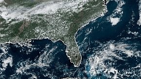 El huracán Lorenzo (derecha) se fortalece en el Atlántico.