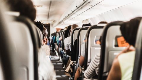 La cabina de un avión puede estar llena de gérmenes.