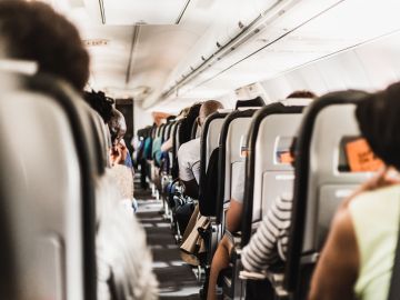 La cabina de un avión puede estar llena de gérmenes.